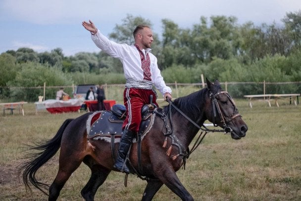 Звідки походить слово "баблятися" в українській мові: значення діалектизму, коли його використовувати