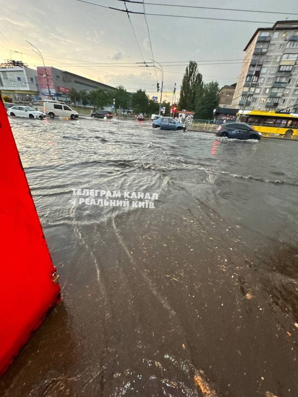 У Києві та області перебої зі світлом через негоду — деталі