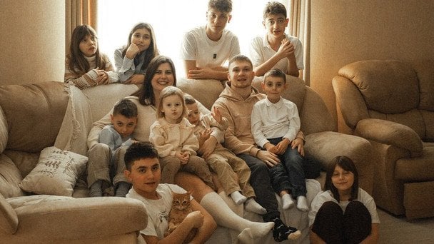 У 23 роки — тато для 10 дітей: зворушлива історія молодої сім’ї, яка усиновила вихованців дитбудинку У 23 роки — тато для 10 дітей: зворушлива історія молодої сім’ї, яка усиновила вихованців дитбудинку