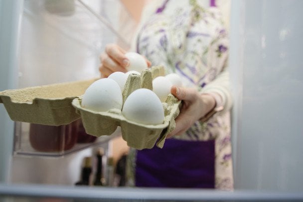 Чому не можна зберігати яйця у дверцятах холодильника: про це знають лише одиниці