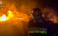 У Києві РФ влучила у висотки, під завалами люди У Києві РФ влучила у висотки, під завалами люди