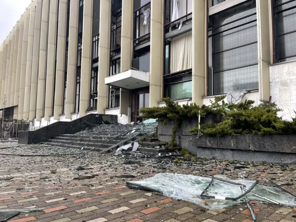 Палац "Україна" вдруге зазнав пошкоджень через атаку РФ по центру Києва. Відео Палац "Україна" вдруге зазнав пошкоджень через атаку РФ по центру Києва. Відео