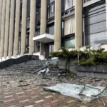 Палац "Україна" вдруге зазнав пошкоджень через атаку РФ по центру Києва. Відео