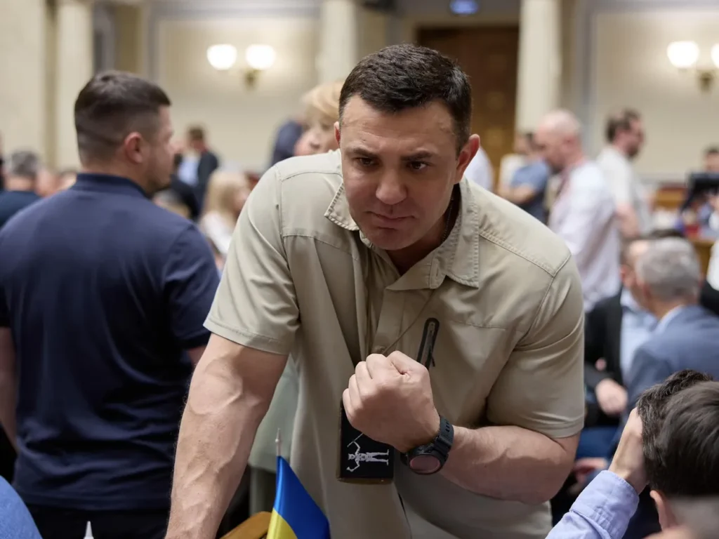"Двох слів не може скласти". Відомий нардеп намагався пояснити, чому не бачиться з молодшим сином