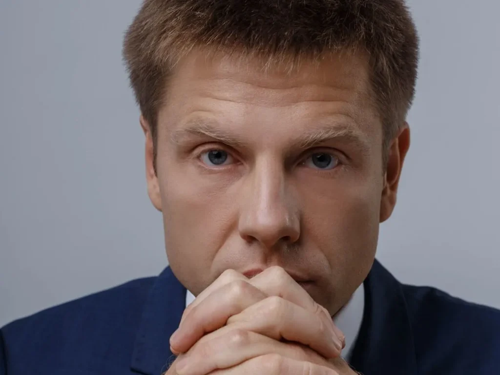 Нардеп Гончаренко несподівано став продавцем риби на Привозі. Він пив вино просто на базарі