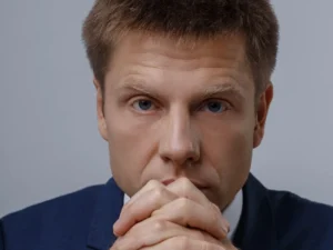 Нардеп Гончаренко несподівано став продавцем риби на Привозі. Він пив вино просто на базарі