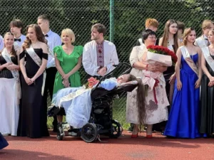 Однокласники не захотіли бачити дівчину зі СМА на своєму святі. Рішення одного випускника змінило все