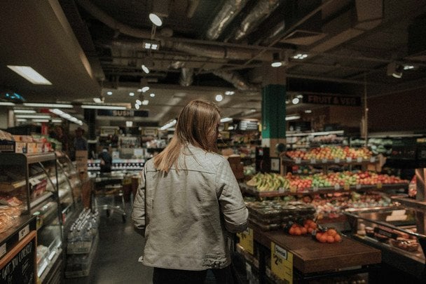 "Такого в Україні ще не бачила": українка показала незвичні продукти у супермаркеті Польщі (відео)