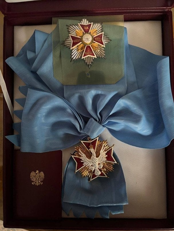 Знак солідарності: ще два колишні президенти України повернули Варшаві Ордени Білого Орла Знак солідарності: ще два колишні президенти України повернули Варшаві Ордени Білого Орла