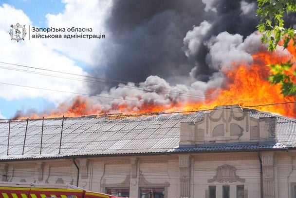 Росіяни вгатили по обласному центру: місто у вогні, кількість поранених зростає (фото)