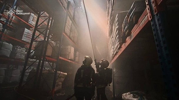 Рятувальники показали наслідки російської атаки по Київщині: куди поцілив ворог (фото)