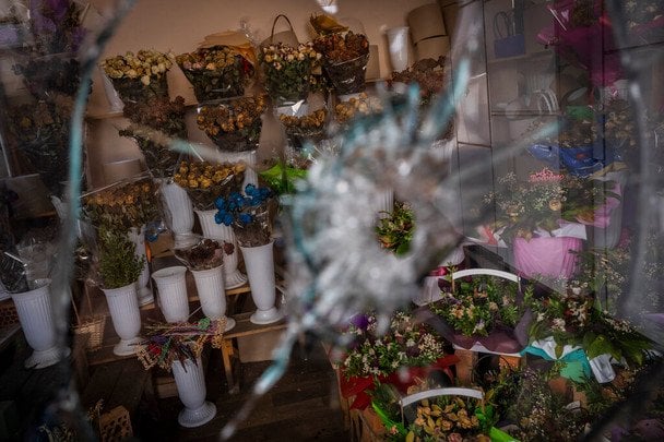 Росіяни масовано вдарили по ринку: виникли пожежі і руйнування, багато травмованих (відео)