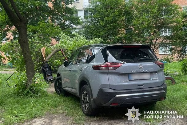 Збила двох жінок з дитиною: моторошна ДТП сталася в Хмельницькому — деталі від поліції