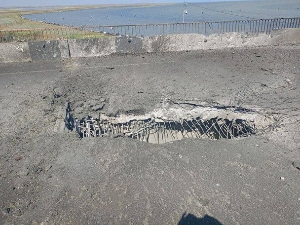 Дрони знову атакували мости на Херсонщині: окупанти "ниють" про пошкодження