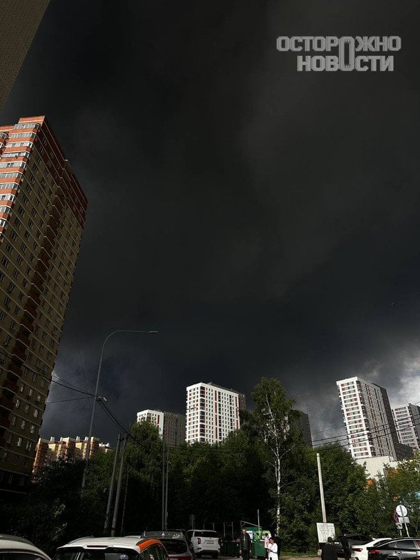 Москву посеред дня накрила «ніч»: все місто горить, небо затягнуло густим димом (фото, відео)