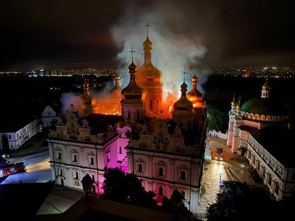 Після атаки РФ у Києво-Печерській лаврі терміново евакуювали святині: виносили стародавні ікони Після атаки РФ у Києво-Печерській лаврі терміново евакуювали святині: виносили стародавні ікони