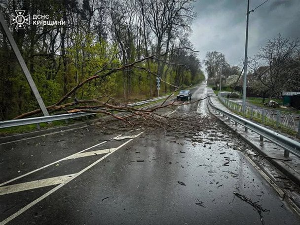 Нова хвиля небезпечної погоди знову вдарить: на Київщині оголошено штормове попередження