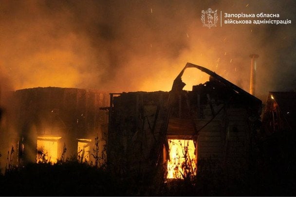 Росія атакувала Запоріжжя: у місті спалахнули пожежі, пошкоджено АЗС та житловий будинок (фото) Росія атакувала Запоріжжя: у місті спалахнули пожежі, пошкоджено АЗС та житловий будинок (фото)