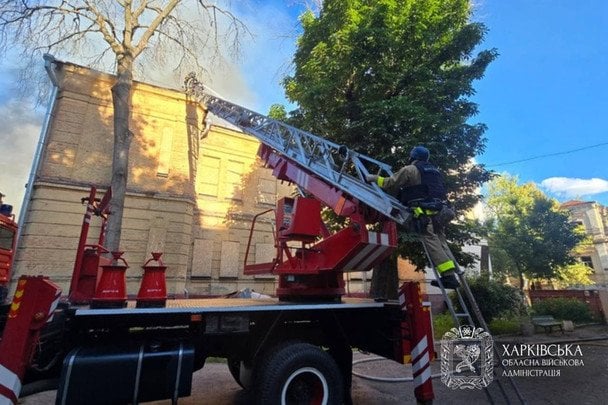 РФ масовано атакувала обласний центр: влучання у художній музей, постраждала 1-місячна дитина (фото)