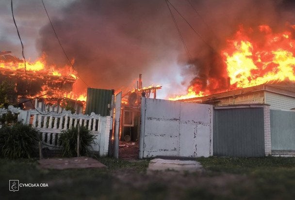 Росіяни атакували Глухів дронами: влучили у багатоповерхівку, важко поранено дитину Росіяни атакували Глухів дронами: влучили у багатоповерхівку, важко поранено дитину