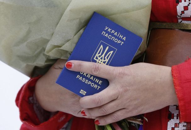 Частина закордонних паспортів українців стала недійсною: кого не випустять