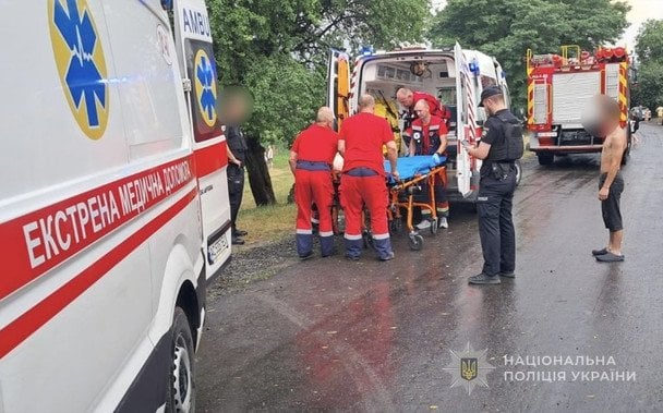 На Волині блискавка вдарила біля водойми: 7 людей знепритомніли