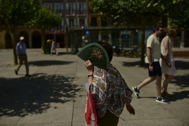 Як правильно пити воду в спеку: продукти та напої, які рятують від зневоднення організму