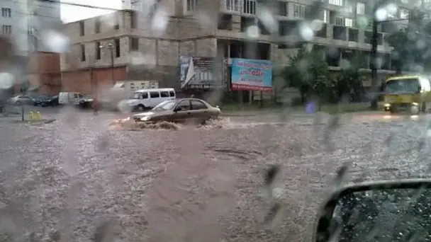Слідом за Києвом затопило ще два міста України: дороги йдуть під воду, на вулицях “Венеція” (відео)