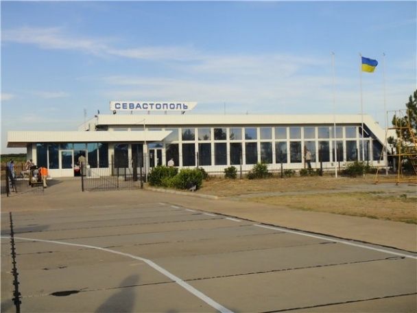 У Криму лунали вибухи: повідомляють про атаку в районах аеродромів Бельбек, Саки та Кача