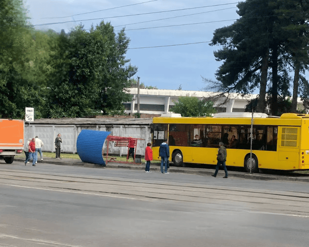 У Києві автобус "влетів" у зупинку транспорту: є постраждалі