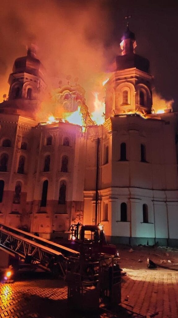 "Що ще має зробити кремлівський антихрист?": Епіфаній відреагував на удар РФ по святині у Києві (фото, відео) "Що ще має зробити кремлівський антихрист?": Епіфаній відреагував на удар РФ по святині у Києві (фото, відео)