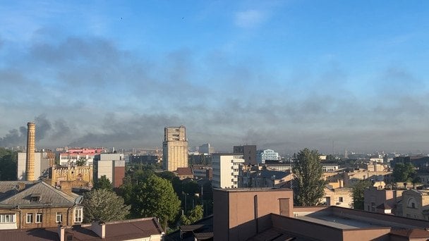 Київ після масованої атаки затягнуло димом, перекривають вулиці: що відбувається в столиці
