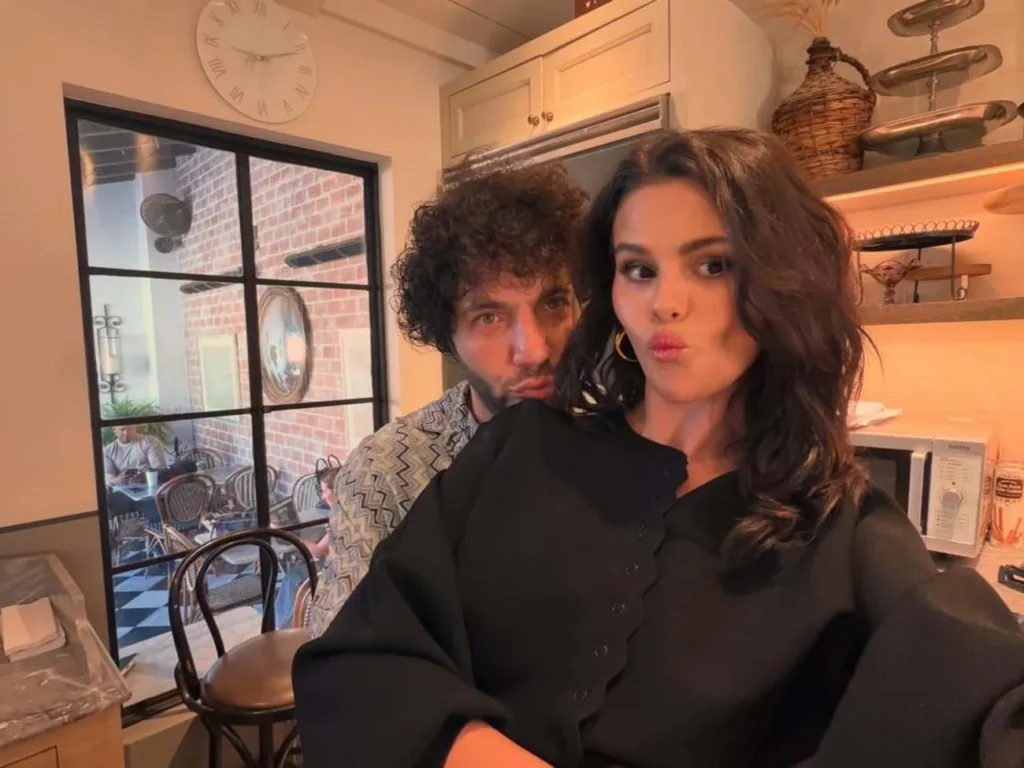 Чоловік Гомес ніжно зацілував її пишне декольте. Інтимне фото зібрало мільйони за кілька годин Чоловік Гомес ніжно зацілував її пишне декольте. Інтимне фото зібрало мільйони за кілька годин