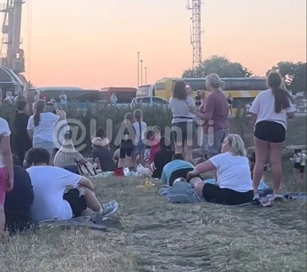 Стоять з дітьми під пекучим сонцем і ночують у полі: на кордоні із Румунією — колапс (відео)