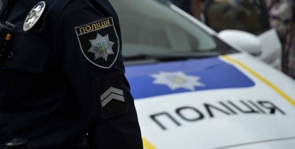 В Івано-Франківську чоловік на вулиці тримав гранату без чеки: що було далі