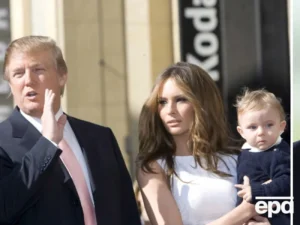 Біограф розповів нові подробиці про особисте життя Трампа: Меланії немає поруч із ним, він самотній
