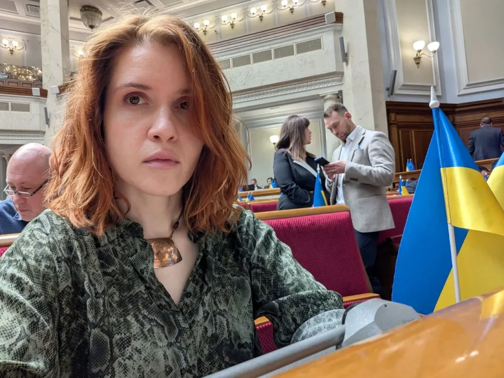 Безугла розстебнула блузку у стінах парламенту й "засвітила" мереживо. Фото
