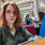 Безугла розстебнула блузку у стінах парламенту й "засвітила" мереживо. Фото