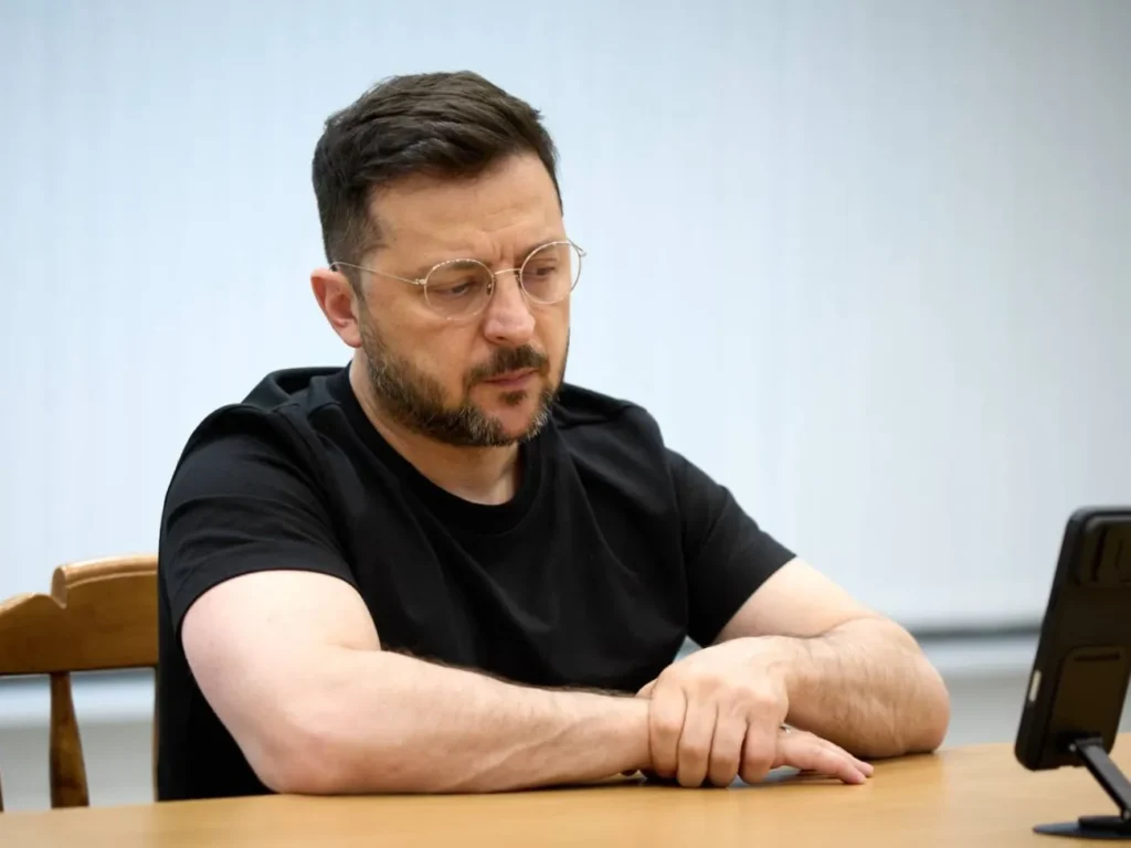 "Тільки не кажіть це Вакарчуку". Зеленський слухає репера, якого ненавидить Трамп "Тільки не кажіть це Вакарчуку". Зеленський слухає репера, якого ненавидить Трамп