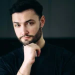 "Не засуджуєш – значить, такий самий". У мережі відписуються від блогера, який "аплодував" Мартиновській
