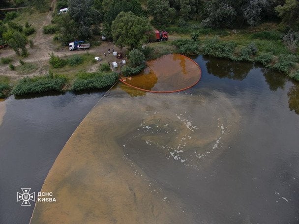У Києві на озері Кирилівському четверту добу ліквідовують масштабний розлив нафти (фото)