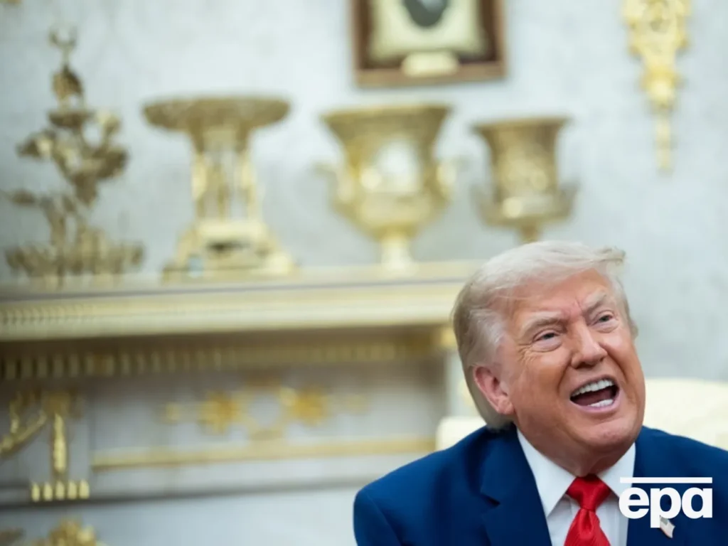 В Овальному кабінеті, який особисто прикрашає Трамп, з’явилося ще більше золота. Фото до і після