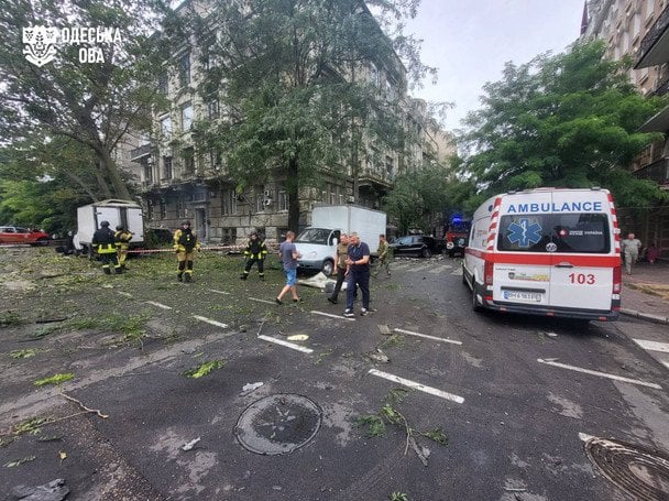 Росія ракетами вдарила по Одесі посеред дня: поранені люди, "прилетіло" біля лікарні та коледжу Росія ракетами вдарила по Одесі посеред дня: поранені люди, "прилетіло" біля лікарні та коледжу