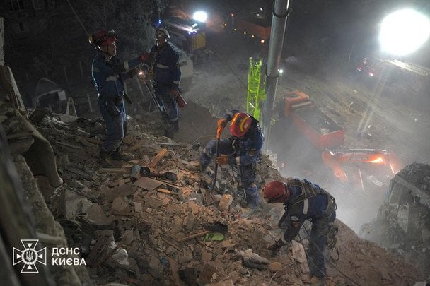 Кількість жертв атаки РФ на Київ знову зросла: з-під завалів дістали ще одну загиблу людину