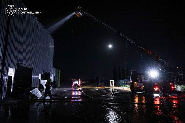 Приліт по "Новій пошті", пожежі, вбита людина: РФ масовано атакувала Полтавщину, перші деталі Приліт по "Новій пошті", пожежі, вбита людина: РФ масовано атакувала Полтавщину, перші деталі
