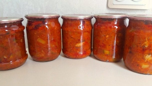 Рецепт салату з кабачками і рибними консервами на зиму