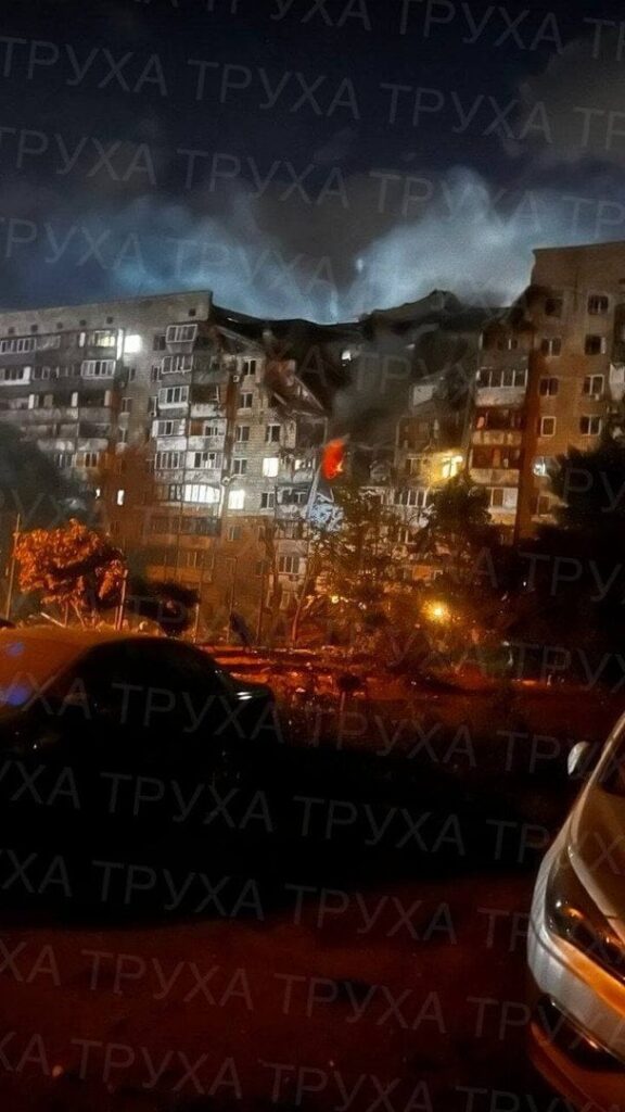 Перші наслідки ракетної атаки на Київ: у багатоповерхівці заблоковані люди, спалахнули пожежі Перші наслідки ракетної атаки на Київ: у багатоповерхівці заблоковані люди, спалахнули пожежі