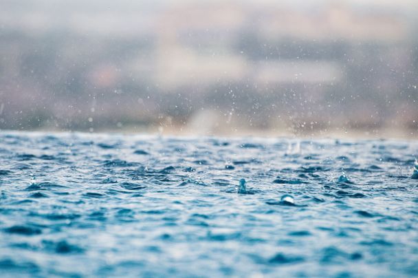 Злива накрила одразу два міста - вулиці пішли під воду, автівки попливли (відео)