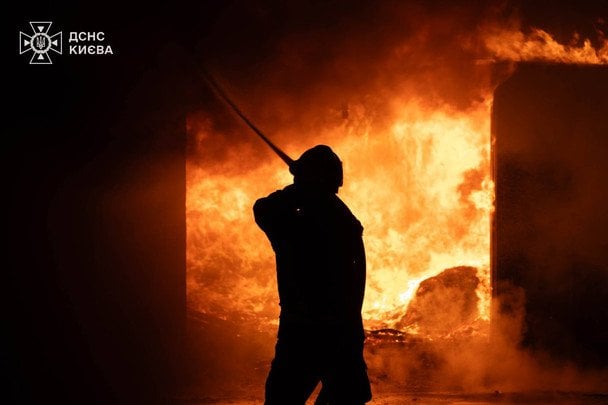 Балістичний нічний удар по Києву: влада повідомила про потерпілих — у якому вони стані