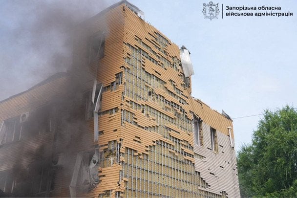 РФ вдарила по обласному центру серед білого дня: місто охопила пожежа, є загиблий і поранені (фото)